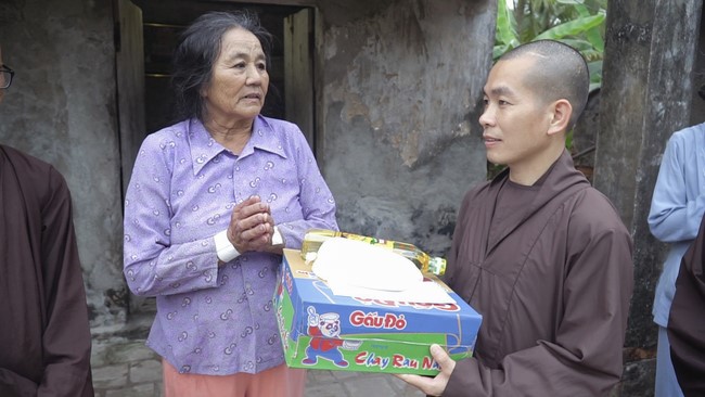 Presenting gifts to difficult families during the Buddha's Birthday in 2020 of Dong Cao Pagoda.
